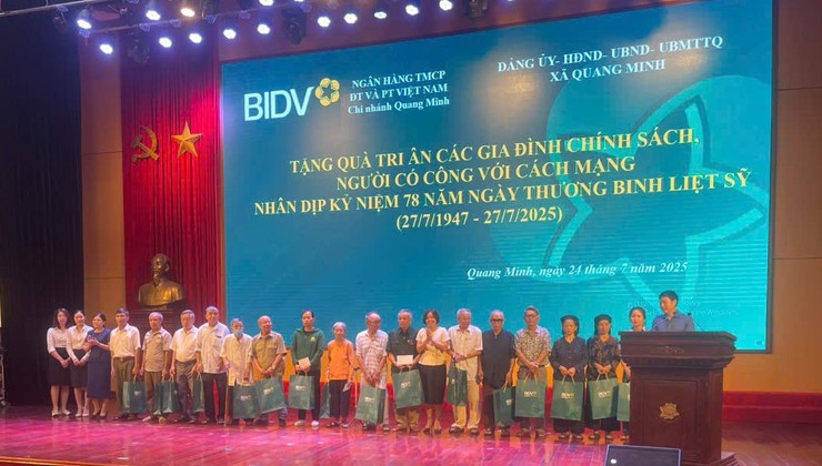 Agribank Chi nhánh Mê Linh và BIDV Chi nhánh Quang Minh trao quà cho các gia đình chính sách trên địa bàn xã Quang Minh- Ảnh 6.