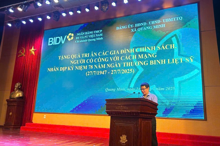 Agribank Chi nhánh Mê Linh và BIDV Chi nhánh Quang Minh trao quà cho các gia đình chính sách trên địa bàn xã Quang Minh- Ảnh 4.