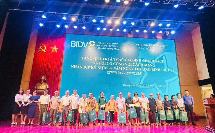 Agribank Chi nhánh Mê Linh và BIDV Chi nhánh Quang Minh trao quà cho các gia đình chính sách trên địa bàn xã Quang Minh- Ảnh 7.