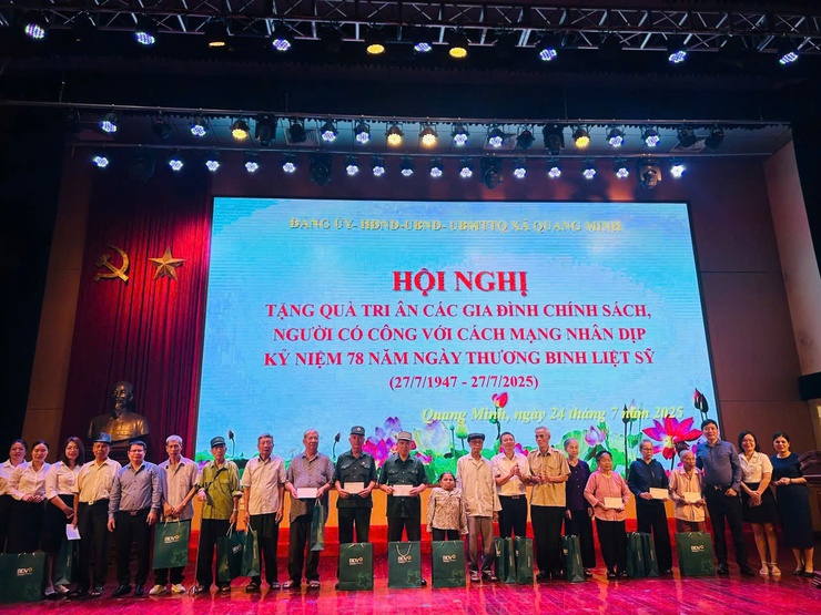 Agribank Chi nhánh Mê Linh và BIDV Chi nhánh Quang Minh trao quà cho các gia đình chính sách trên địa bàn xã Quang Minh- Ảnh 8.