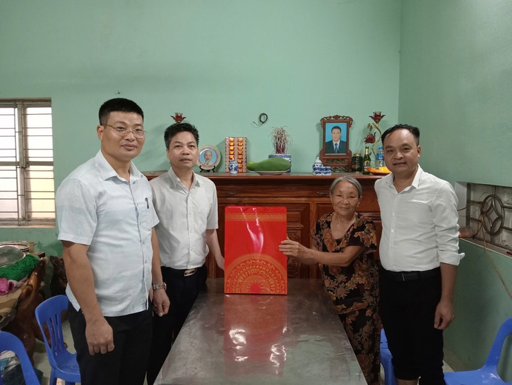 Đoàn công tác số 2, số 4 và số 5 xã Chuyên Mỹ thăm, tặng quà gia đình chính sách, người có công- Ảnh 3.