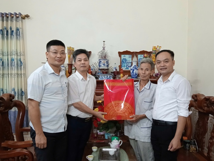 Đoàn công tác số 2, số 4 và số 5 xã Chuyên Mỹ thăm, tặng quà gia đình chính sách, người có công- Ảnh 4.