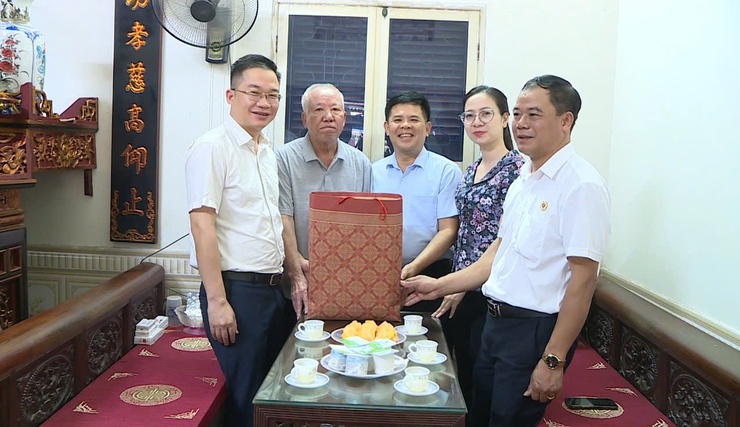 Lãnh đạo xã Phúc Thọ thăm và tặng quà các đối tượng chính sách tiêu biểu trên địa bàn dịp 27/7- Ảnh 1.