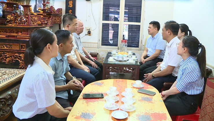 Lãnh đạo xã Phúc Thọ thăm và tặng quà các đối tượng chính sách tiêu biểu trên địa bàn dịp 27/7- Ảnh 2.