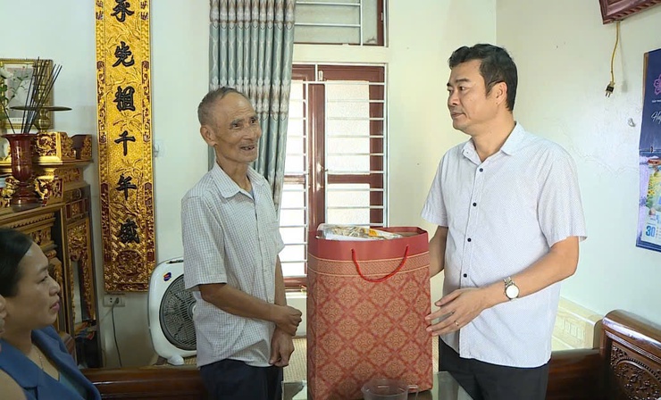 Lãnh đạo xã Phúc Thọ thăm và tặng quà các đối tượng chính sách tiêu biểu trên địa bàn dịp 27/7- Ảnh 3.