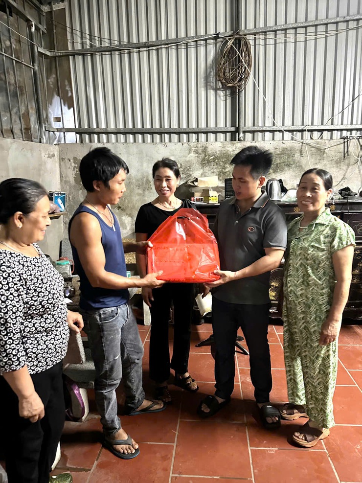 Tổ dân phố 16Y phường Yên Nghĩa tổ chức thăm hỏi, tri ân các gia đình chính sách nhân kỷ niệm 78 năm Ngày Thương binh - Liệt sĩ- Ảnh 2.