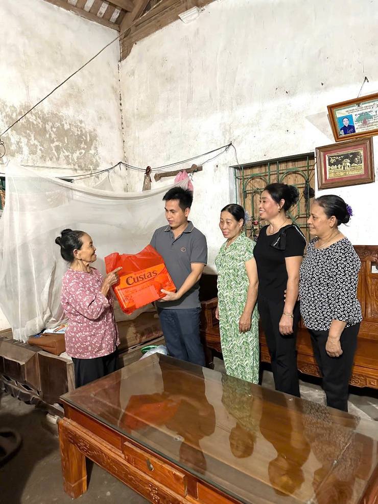 Tổ dân phố 16Y phường Yên Nghĩa tổ chức thăm hỏi, tri ân các gia đình chính sách nhân kỷ niệm 78 năm Ngày Thương binh - Liệt sĩ- Ảnh 3.