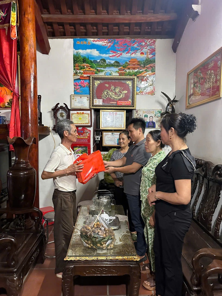 Tổ dân phố 16Y phường Yên Nghĩa tổ chức thăm hỏi, tri ân các gia đình chính sách nhân kỷ niệm 78 năm Ngày Thương binh - Liệt sĩ- Ảnh 1.