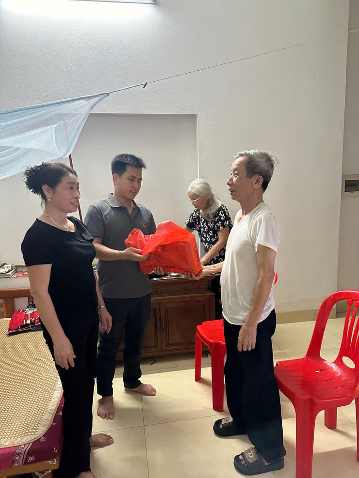 Tổ dân phố 16Y phường Yên Nghĩa tổ chức thăm hỏi, tri ân các gia đình chính sách nhân kỷ niệm 78 năm Ngày Thương binh - Liệt sĩ- Ảnh 4.