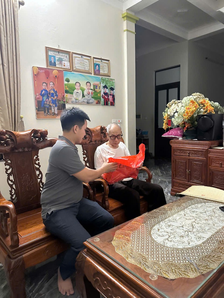 Tổ dân phố 16Y phường Yên Nghĩa tổ chức thăm hỏi, tri ân các gia đình chính sách nhân kỷ niệm 78 năm Ngày Thương binh - Liệt sĩ- Ảnh 5.