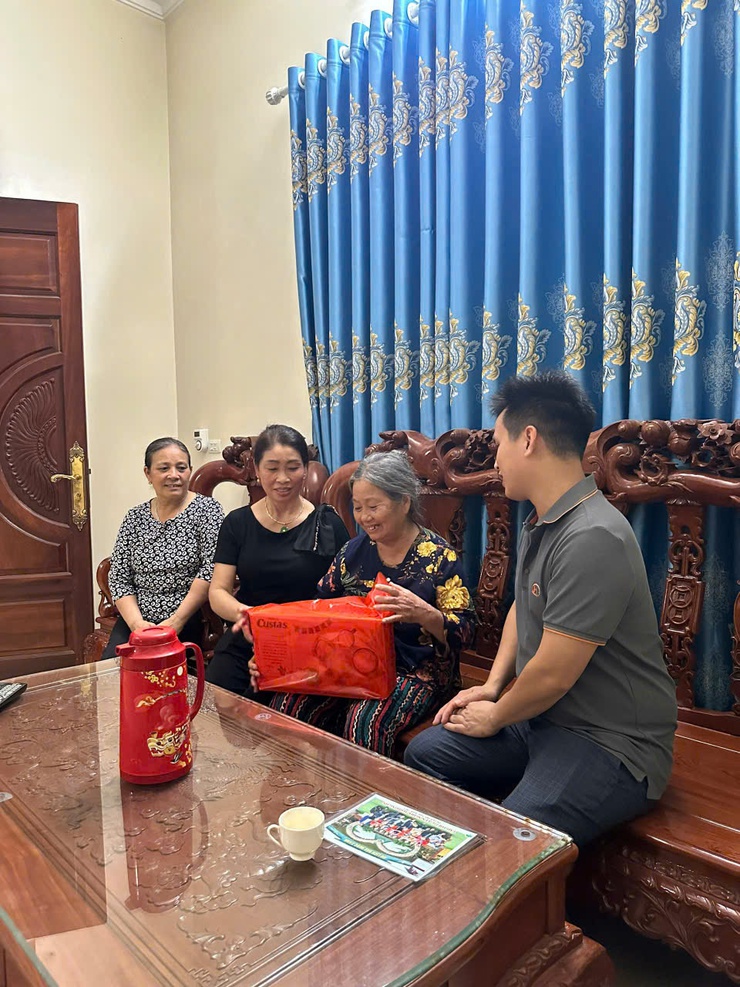 Tổ dân phố 16Y phường Yên Nghĩa tổ chức thăm hỏi, tri ân các gia đình chính sách nhân kỷ niệm 78 năm Ngày Thương binh - Liệt sĩ- Ảnh 6.