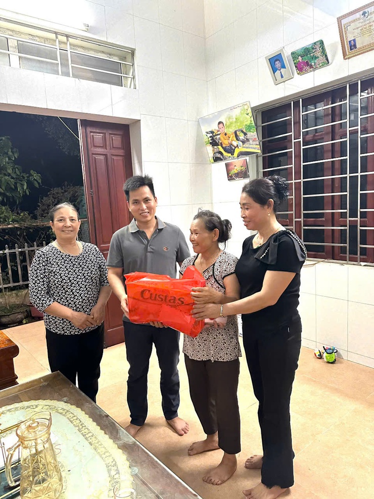 Tổ dân phố 16Y phường Yên Nghĩa tổ chức thăm hỏi, tri ân các gia đình chính sách nhân kỷ niệm 78 năm Ngày Thương binh - Liệt sĩ- Ảnh 7.