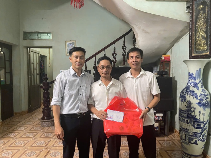 Tổ dân phố 16Y phường Yên Nghĩa tổ chức thăm hỏi, tri ân các gia đình chính sách nhân kỷ niệm 78 năm Ngày Thương binh - Liệt sĩ- Ảnh 8.