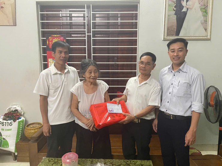 Tổ dân phố 16Y phường Yên Nghĩa tổ chức thăm hỏi, tri ân các gia đình chính sách nhân kỷ niệm 78 năm Ngày Thương binh - Liệt sĩ- Ảnh 11.