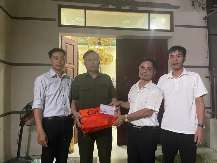 Tổ dân phố 16Y phường Yên Nghĩa tổ chức thăm hỏi, tri ân các gia đình chính sách nhân kỷ niệm 78 năm Ngày Thương binh - Liệt sĩ- Ảnh 12.
