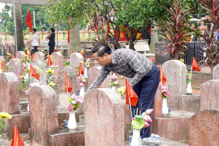 Viếng nghĩa trang liệt sĩ nhân kỷ niệm 78 năm ngày thương binh liệt sỹ (27/7/1947-27/7/2025)- Ảnh 3.