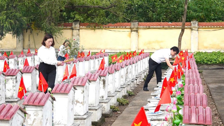 Viếng nghĩa trang liệt sĩ nhân kỷ niệm 78 năm ngày thương binh liệt sỹ (27/7/1947-27/7/2025)- Ảnh 4.