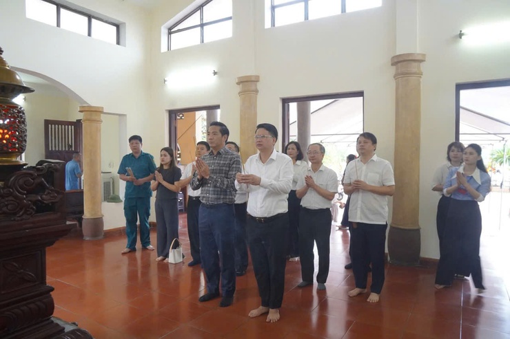 Viếng nghĩa trang liệt sĩ nhân kỷ niệm 78 năm ngày thương binh liệt sỹ (27/7/1947-27/7/2025)- Ảnh 6.