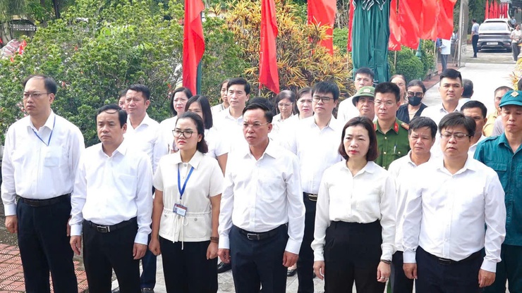Viếng nghĩa trang liệt sĩ nhân kỷ niệm 78 năm ngày thương binh liệt sỹ (27/7/1947-27/7/2025)- Ảnh 1.