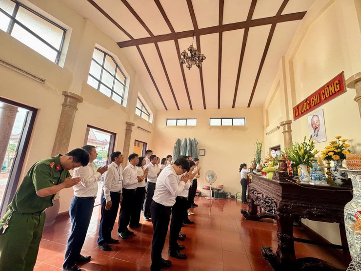 Viếng nghĩa trang liệt sĩ nhân kỷ niệm 78 năm ngày thương binh liệt sỹ (27/7/1947-27/7/2025)- Ảnh 8.