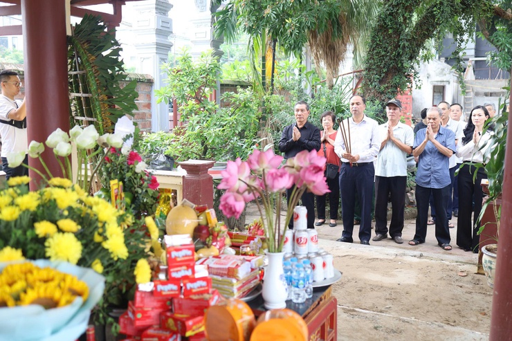 Phường Tây Hồ trang trọng dâng hương tại các nhà bia tưởng niệm trên địa bàn phường nhân kỷ niệm 78 năm Ngày thương binh liệt sỹ (27/7/1947-27/7/2025)- Ảnh 3.