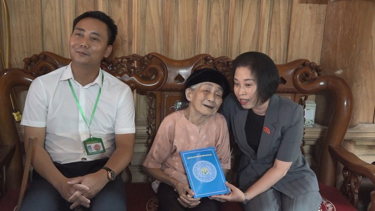 Đoàn ĐBQH thành phố Hà Nội thăm, tặng quà các gia đình có công tại xã Minh Châu- Ảnh 4.