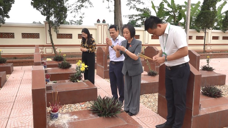Đoàn ĐBQH thành phố Hà Nội thăm, tặng quà các gia đình có công tại xã Minh Châu- Ảnh 3.