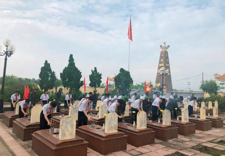 Xã Hồng Sơn dâng hương tưởng niệm các Anh hùng liệt sỹ nhân Kỷ niệm 78 năm Ngày Thương binh - Liệt sỹ 27/7- Ảnh 12.