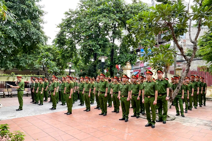 Công an phường Thanh Xuân tổ chức dâng hương tưởng niệm các Anh hùng liệt sỹ.- Ảnh 1.