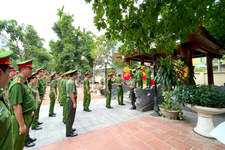 Công an phường Thanh Xuân tổ chức dâng hương tưởng niệm các Anh hùng liệt sỹ.- Ảnh 2.