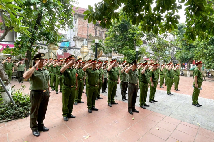 Công an phường Thanh Xuân tổ chức dâng hương tưởng niệm các Anh hùng liệt sỹ.- Ảnh 3.