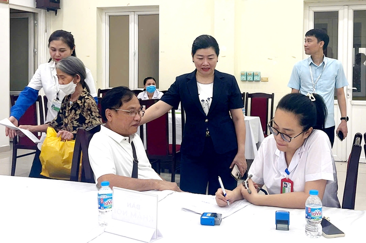 Phường Thanh Xuân tổ chức khám bệnh, chăm sóc sức khỏe cho đối tượng chính sách- Ảnh 2.
