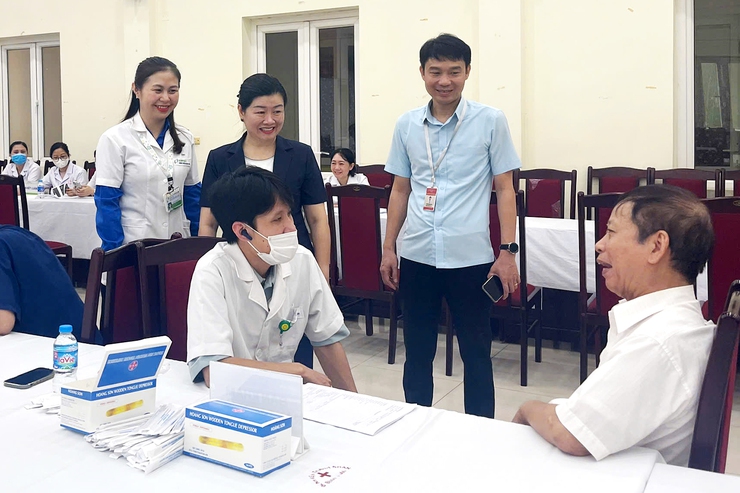 Phường Thanh Xuân tổ chức khám bệnh, chăm sóc sức khỏe cho đối tượng chính sách- Ảnh 1.