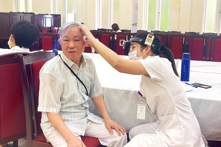 Phường Thanh Xuân tổ chức khám bệnh, chăm sóc sức khỏe cho đối tượng chính sách- Ảnh 8.