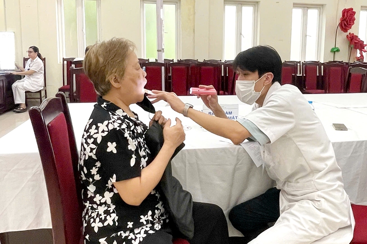 Phường Thanh Xuân tổ chức khám bệnh, chăm sóc sức khỏe cho đối tượng chính sách- Ảnh 12.