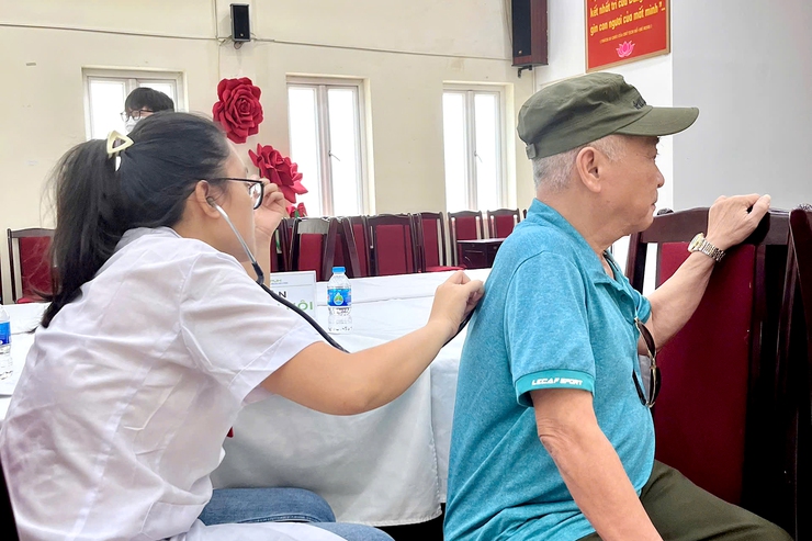 Phường Thanh Xuân tổ chức khám bệnh, chăm sóc sức khỏe cho đối tượng chính sách- Ảnh 11.