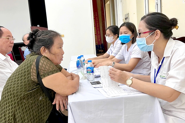 Phường Thanh Xuân tổ chức khám bệnh, chăm sóc sức khỏe cho đối tượng chính sách- Ảnh 9.