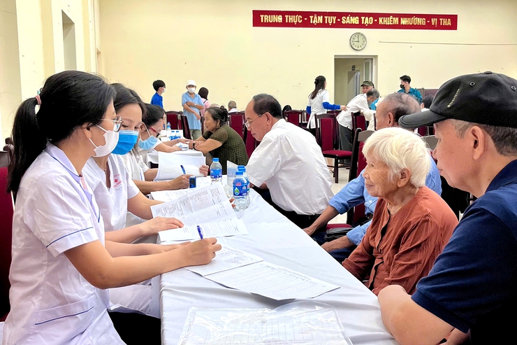Phường Thanh Xuân tổ chức khám bệnh, chăm sóc sức khỏe cho đối tượng chính sách- Ảnh 5.