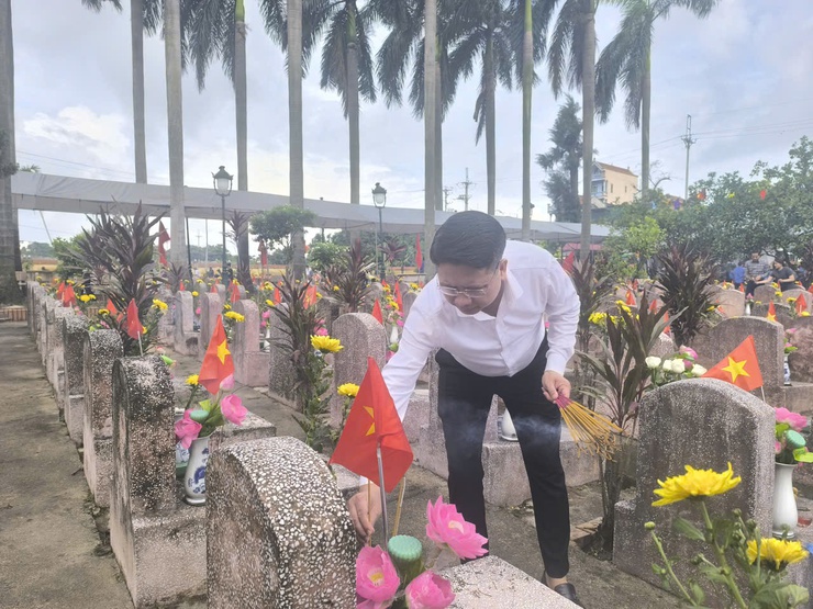 Viếng nghĩa trang liệt sĩ nhân kỷ niệm 78 năm ngày thương binh liệt sỹ (27/7/1947-27/7/2025)- Ảnh 5.
