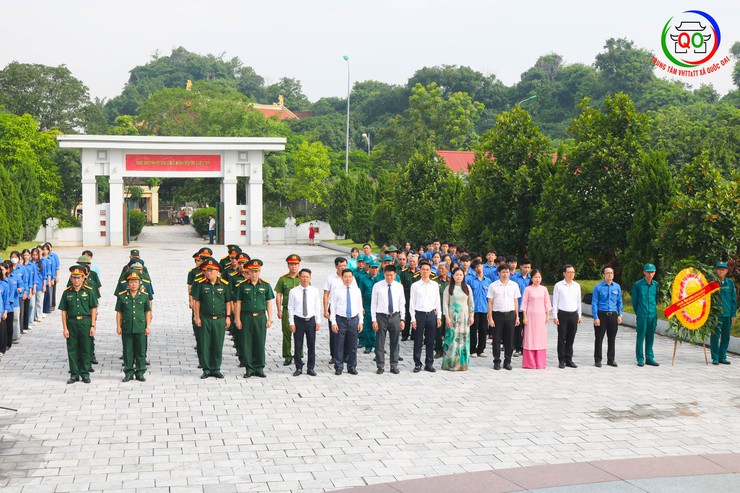 Đoàn lãnh đạo Đảng ủy, HĐND, UBND, UB MTTQ xã Quốc Oai tổ chức Lễ dâng hoa, dâng hương tưởng niệm các Anh hùng liệt sĩ- Ảnh 1.