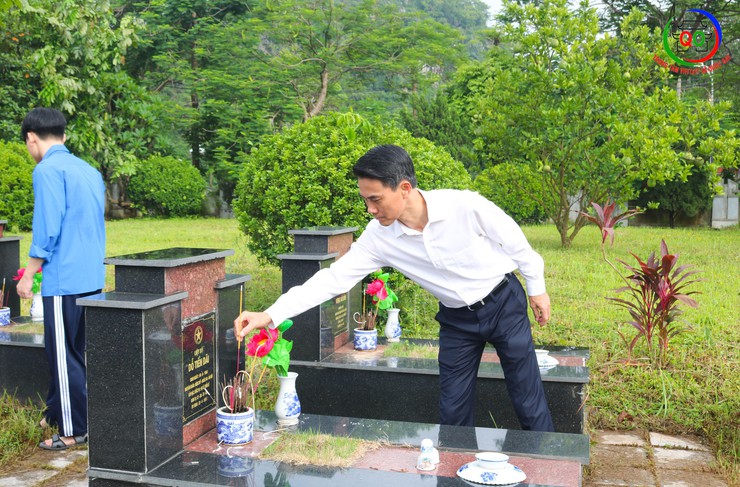 Đoàn lãnh đạo Đảng ủy, HĐND, UBND, UB MTTQ xã Quốc Oai tổ chức Lễ dâng hoa, dâng hương tưởng niệm các Anh hùng liệt sĩ- Ảnh 10.