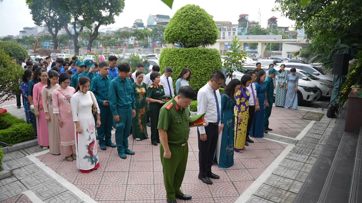 ĐẢNG ỦY – HĐND – UBND – UB MTTQ VIỆT NAM PHƯỜNG KIM LIÊN TRANG TRỌNG TỔ CHỨC LỄ DÂNG HƯƠNG, DÂNG HOA TƯỞNG NIỆM CÁC ANH HÙNG LIỆT SĨ KỶ NIỆM 78 NĂM NGÀY THƯƠNG BINH - LIỆT SĨ (27/7/1947 – 27/7/2025)- Ảnh 8.