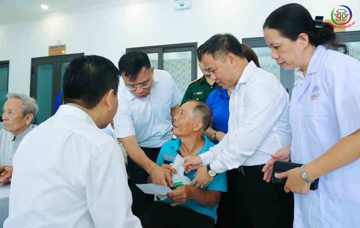 xã Quốc Oai tổ chức Khám bệnh, cấp thuốc miễn phí và tặng quà cho Người có công trên địa bàn- Ảnh 12.