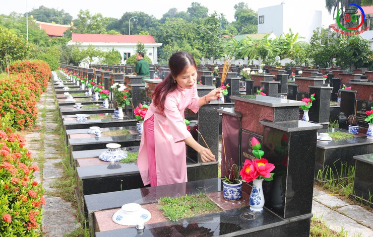 Đoàn lãnh đạo Đảng ủy, HĐND, UBND, UB MTTQ xã Quốc Oai tổ chức Lễ dâng hoa, dâng hương tưởng niệm các Anh hùng liệt sĩ- Ảnh 11.