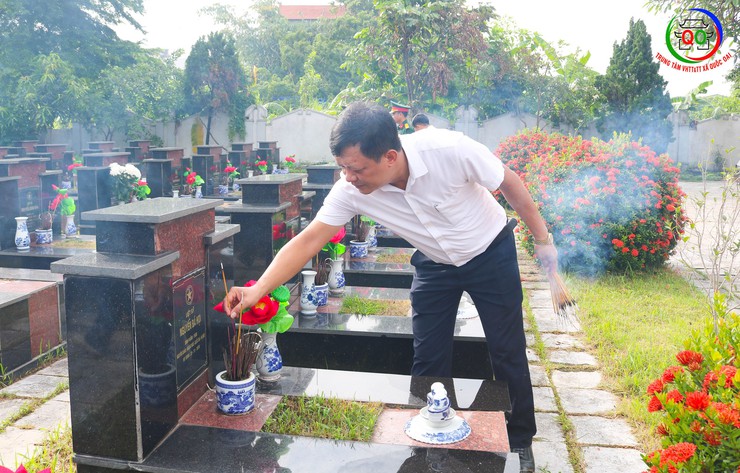 Đoàn lãnh đạo Đảng ủy, HĐND, UBND, UB MTTQ xã Quốc Oai tổ chức Lễ dâng hoa, dâng hương tưởng niệm các Anh hùng liệt sĩ- Ảnh 12.
