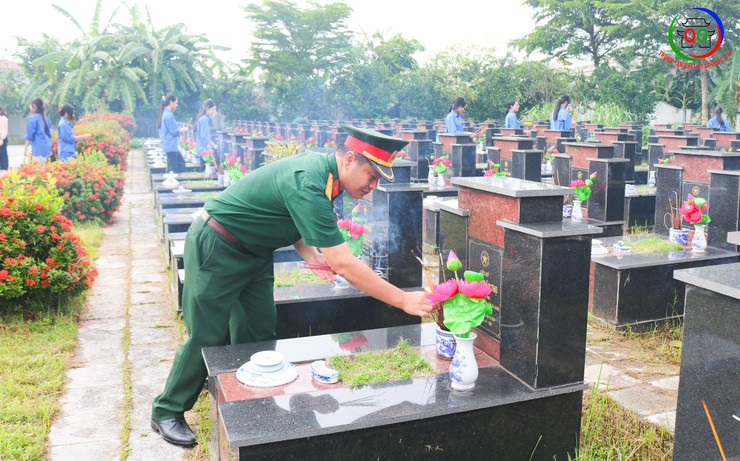 Đoàn lãnh đạo Đảng ủy, HĐND, UBND, UB MTTQ xã Quốc Oai tổ chức Lễ dâng hoa, dâng hương tưởng niệm các Anh hùng liệt sĩ- Ảnh 13.