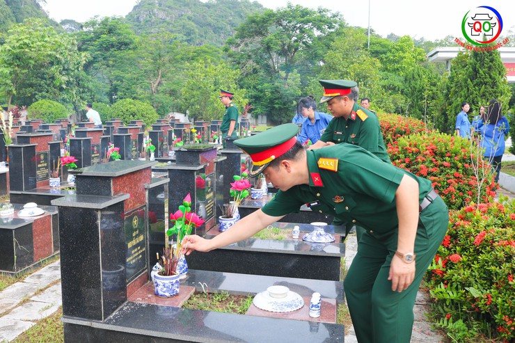 Đoàn lãnh đạo Đảng ủy, HĐND, UBND, UB MTTQ xã Quốc Oai tổ chức Lễ dâng hoa, dâng hương tưởng niệm các Anh hùng liệt sĩ- Ảnh 14.