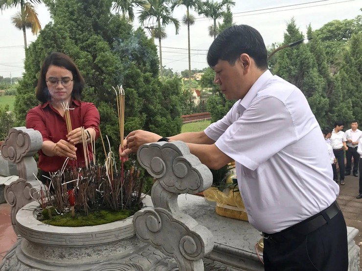 TRUNG TÂM VĂN HOÁ THÔNG TIN VÀ THỂ THAO XÃ NỘI BÀI, BAN QUẢN LÝ DỰ ÁN XÃ NỘI BÀI TỔ CHỨC THĂM VIẾNG NGHĨA TRANG LIỆT SĨ- Ảnh 2.