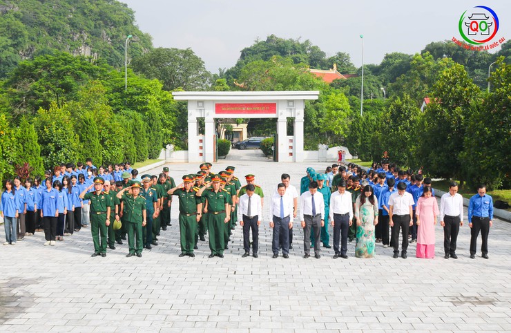 Đoàn lãnh đạo Đảng ủy, HĐND, UBND, UB MTTQ xã Quốc Oai tổ chức Lễ dâng hoa, dâng hương tưởng niệm các Anh hùng liệt sĩ- Ảnh 2.