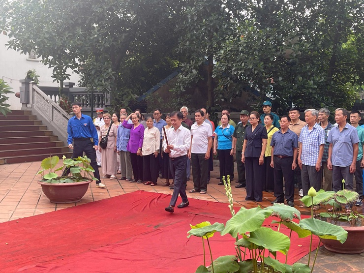 Phường Tây Hồ trang trọng dâng hương tại các nhà bia tưởng niệm trên địa bàn phường nhân kỷ niệm 78 năm Ngày thương binh liệt sỹ (27/7/1947-27/7/2025)- Ảnh 4.